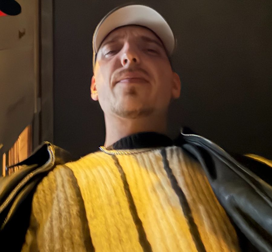 Phil mit Cap auf dem Studiosofa – lacht sich gerade weg.